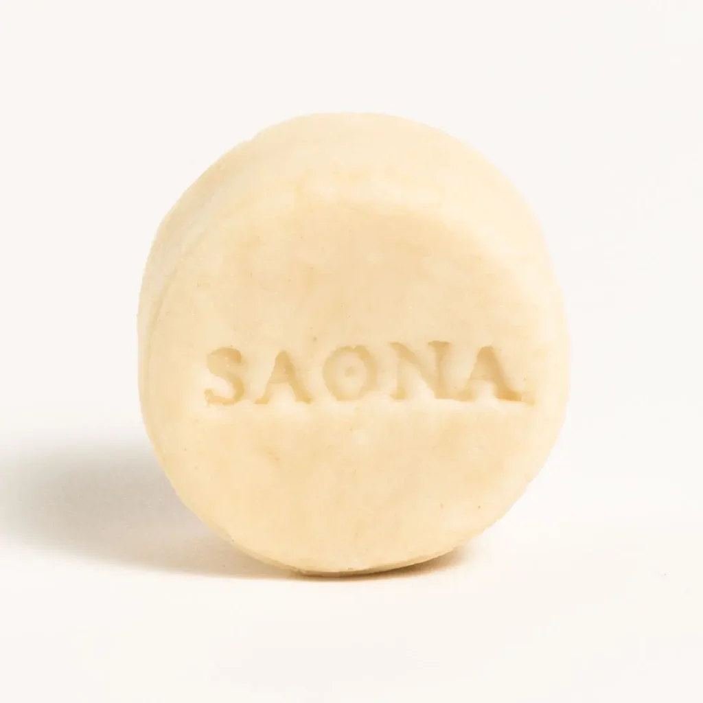 Champú sólido natural SAONA Sensitive – vista frontal Vista frontal del champú sólido natural SAONA Sensitive para piel y cuero cabelludo sensible
