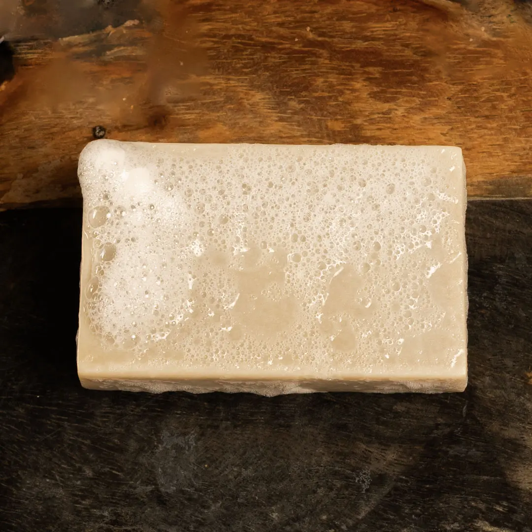 Jabón corporal natural SAONA Mint en uso, generando espuma suave y refrescante