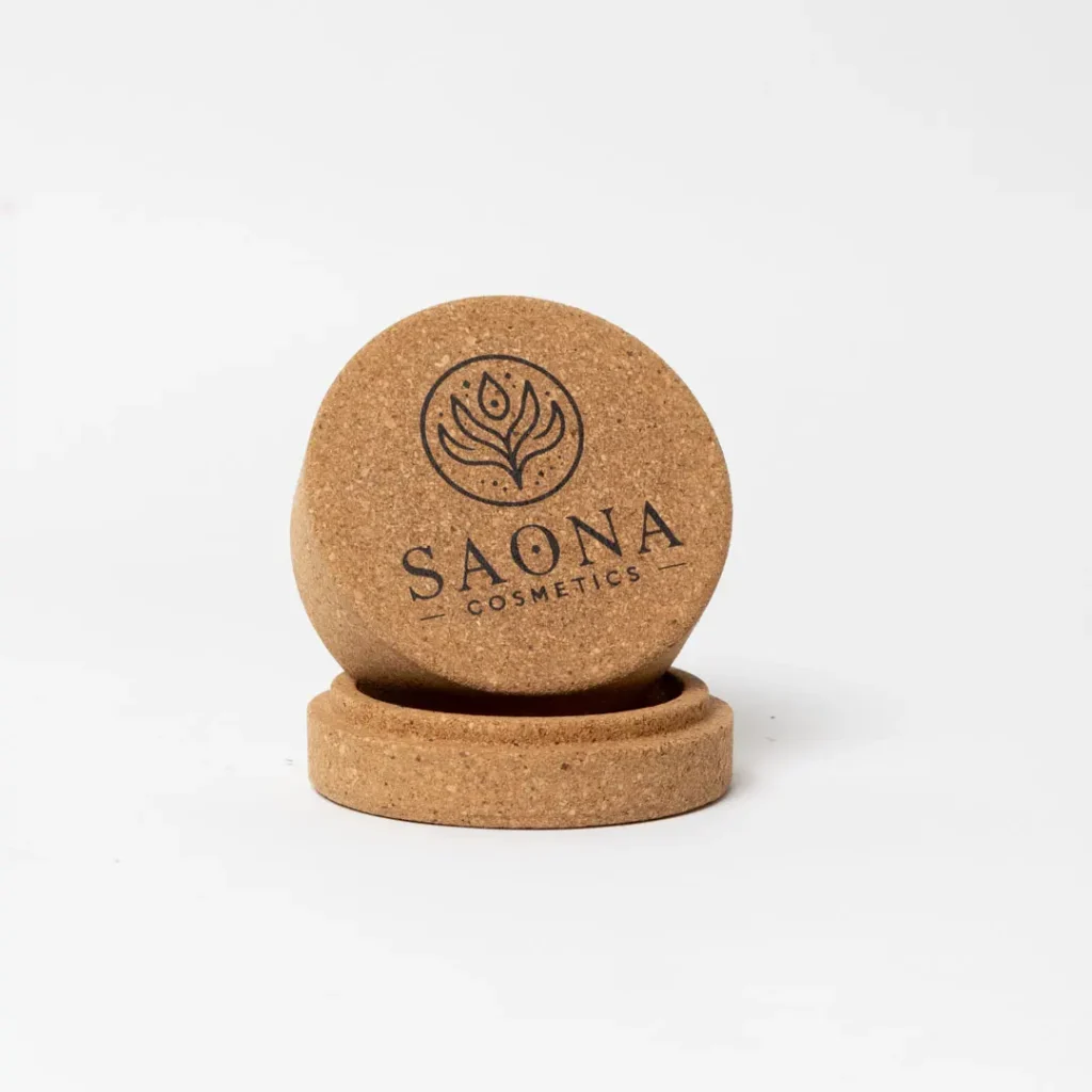 Jabonera redonda de corcho SAONA Detalle frontal de la caja jabonera redonda de corcho SAONA con logotipo