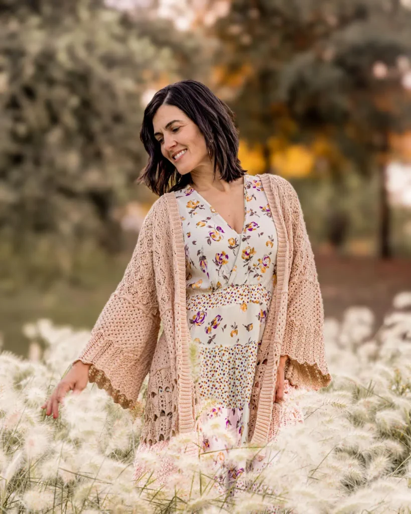 Fundadora de Saona Cosmetics en la naturaleza, representando la filosofía de cosmética natural y consciente de la marca